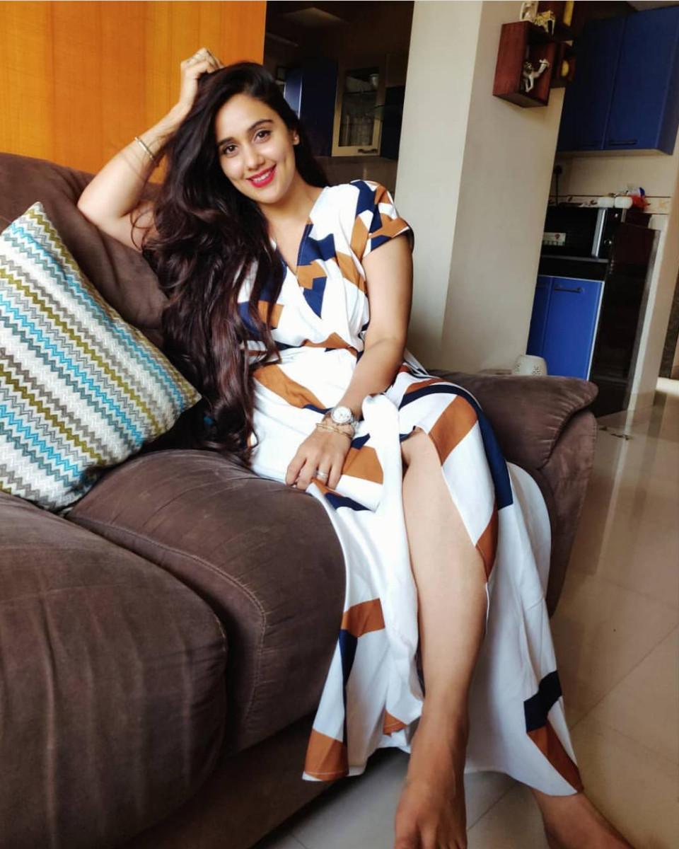 Call Girls In Jhandewalan Metro Delhi +91-8795839192